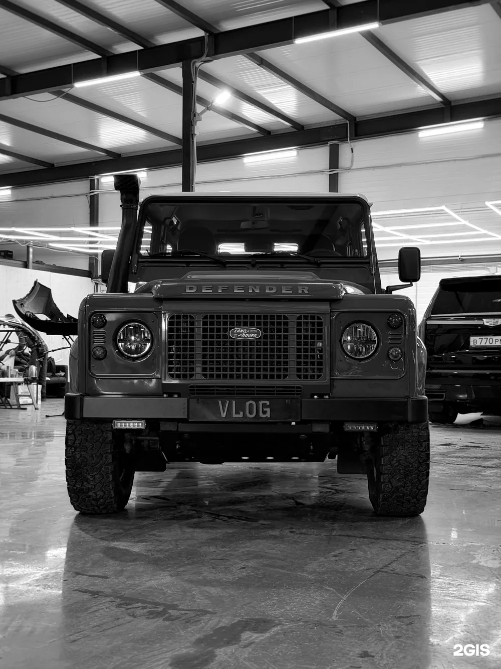 Land Rover Defender в боксе студии